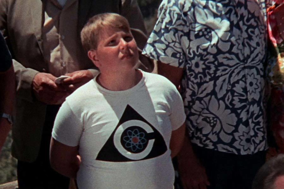 <p><strong>Figure 4.20</strong> On a child's t-shirt, as he is presented with the choice between “the peace of plenty and content, or the peace of unburied death.”</p>