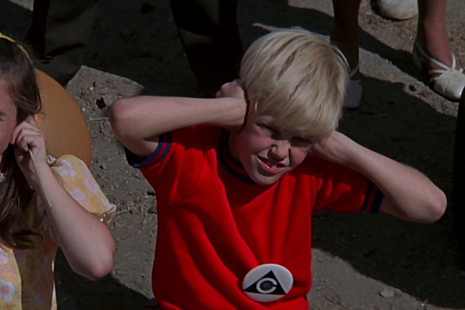 <p><strong>Figure 4.22</strong> On a large white pinback button worn by a child, covering his ears at the sound of a nuclear explosion broadcast by Colossus.</p>