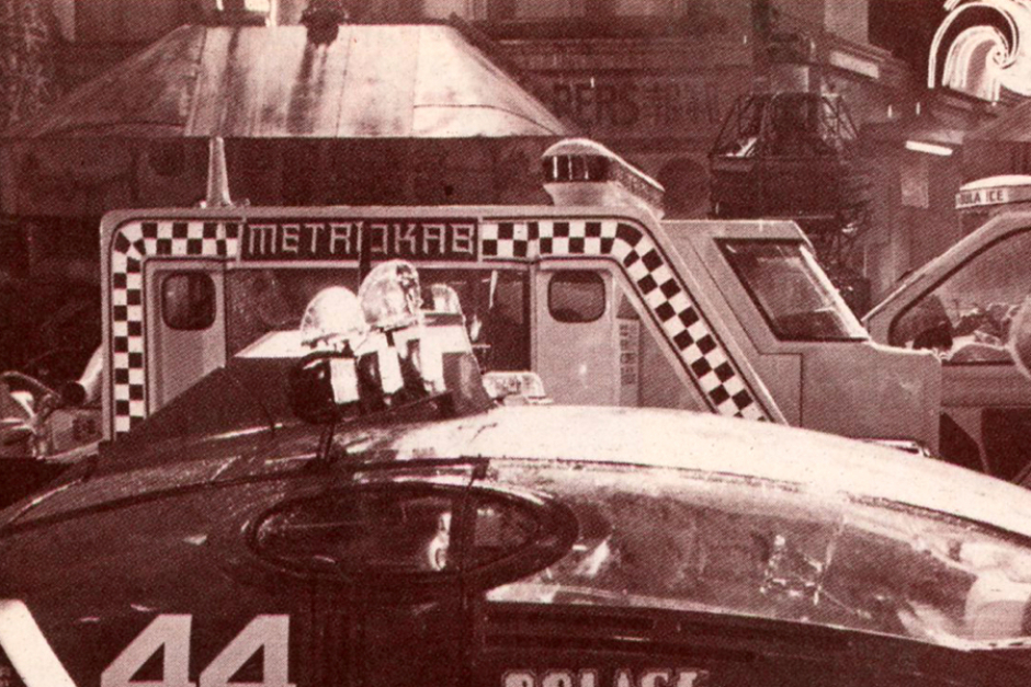 <p><strong>Figure 5.3</strong> A more complete look at the logotype, checkers and striping graphics that appeared on the sides of the Metrokab. Source: <em>The Blade Runner Souvenir Magazine</em><em> </em></p>