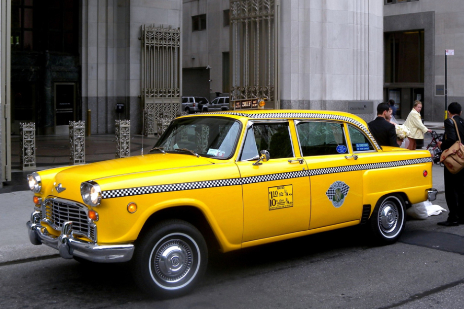 <p><strong>Figure 5.5</strong> Photo of a restored 1980s model A-11 Checker Cab, for comparison, to see how the Metrokab’s livery design evolved from taxi cabs of the past. Source: Jim Henderson, <em>Wikipedia</em></p>
