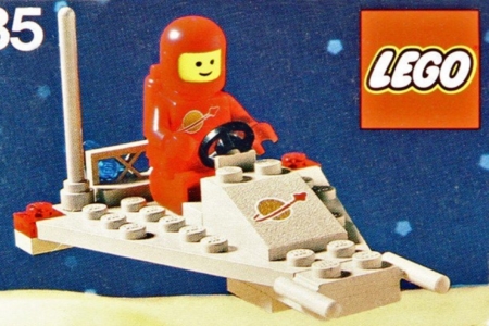 <p><strong>Figure 1.3</strong> Classic Space also used a version of the logo with a simplified moon, applied to smaller bricks and worn on the front of space suits.</p>