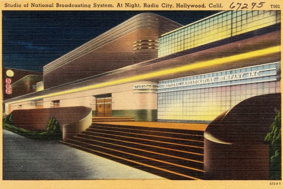 <p><strong>Figure 3.4</strong> An example of Streamline Moderne architecture from the 1930s, which often featured neon lighting. Source: <em>Wikipedia</em></p>