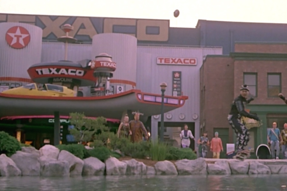 <p><strong>Figure 1.4</strong> During the chase scene, we can catch the Texaco station in the background, offering a view of logos appearing on the building’s facade.</p>