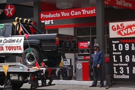 <p><strong>Figure 3.1</strong> The Texaco station as it appeared in <em>Back to the Future</em>, in Marty’s present in the year 1985. Note the star logos, which remain in use in 2015.</p>